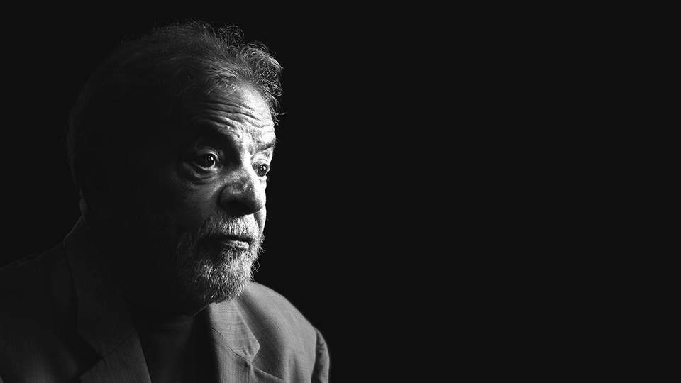 Simpatizantes de Lula exigen la liberación del líder del PT frente al Ministerio de Justicia.