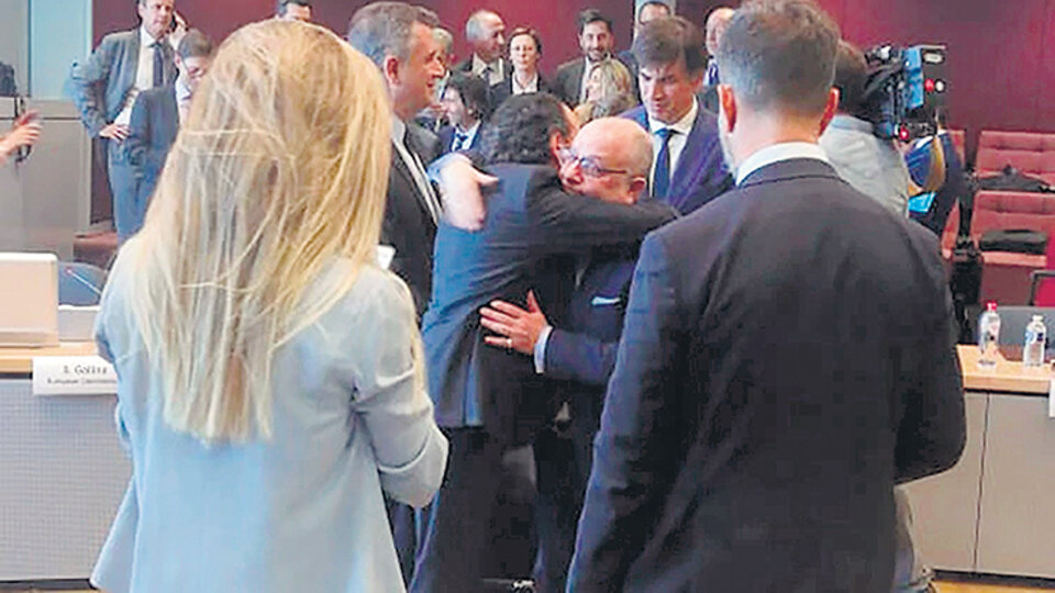 El abrazo emocionado de Dante Sica (Producción) y Jorge Faurie (canciller) al cerrar el acuerdo. Como el de Prat-Gay y Caputo tras pagar a los buitres.