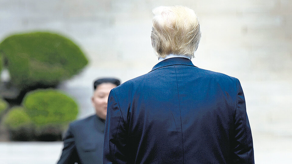 Kim y Trump, cara a cara en el límite de la zona desmilitarizada entre las dos Coreas.
