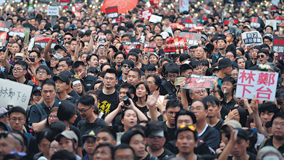 Cientos de miles de manifestantes cubrieron las calles del centro de Hong Kong para protestar en contra del gobierno.
