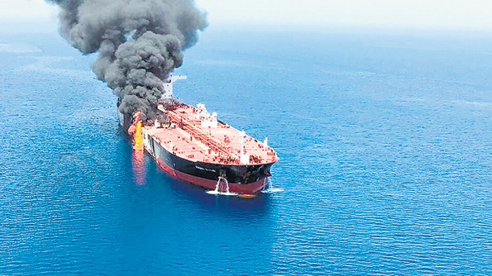 El petrolero noruego Front Altair en llamas tras ser atacado en el estrecho de Ormuz.