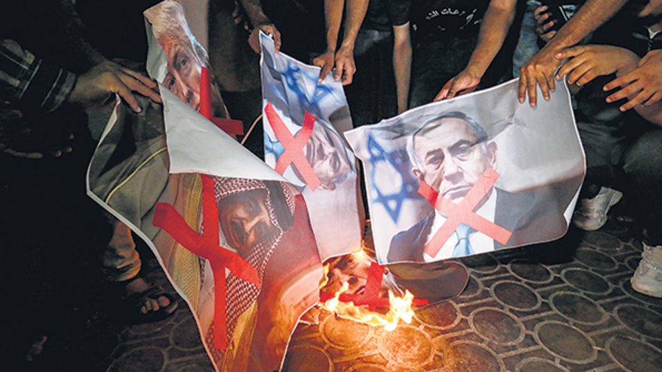 Manifestación con quema de imágenes israelÃes en Hebrón.
