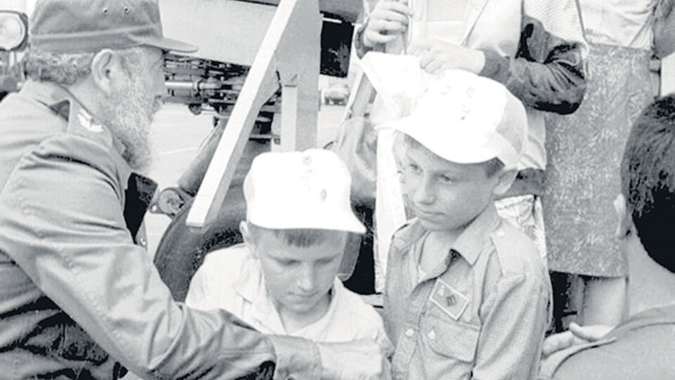 Fidel Castro recibiendo a los chicos de Chernobyl a su llegada a Cuba para tratarse, en una foto de Granma.