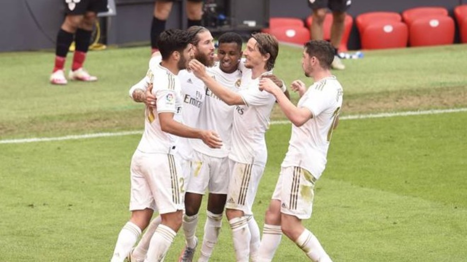 Real Madrid ganó con otro penal y se aleja en la punta
