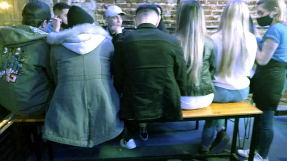 Cero distanciamiento. Así atendían en la panchería clausurada. (Fuente: Prensa Municipalidad de Rosario)