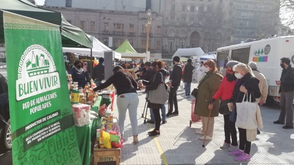 El Movimiento Popular La Dignidad presentó en la Plaza del Congreso un bolsón de alimentos cooperativos. 