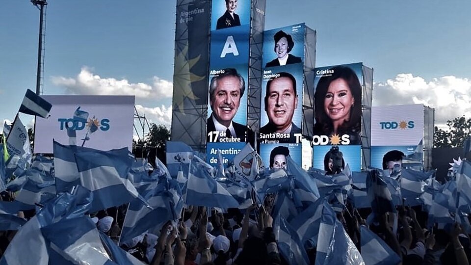 Un 17 histórico de apoyo político al Gobierno | El peronismo se moviliza de manera virtual en respaldo a Alberto Fernández | Página12