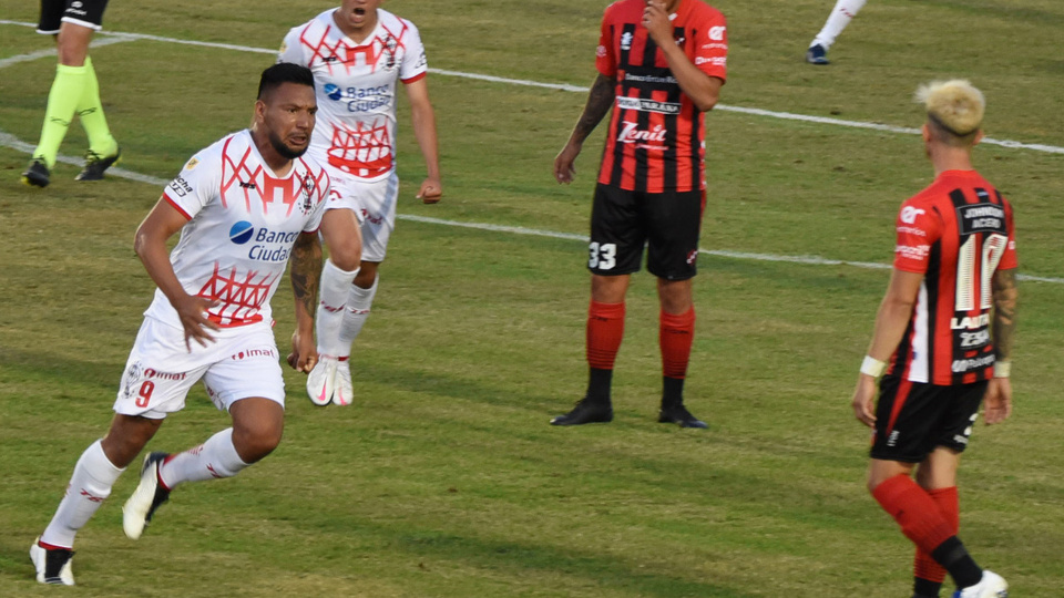 Chávez grita la apertura del marcador para Huracán.