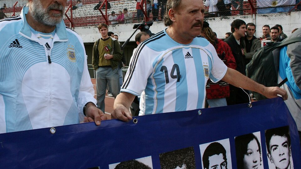 Leopoldo Jacinto Luque y Osvaldo Ardiles, con coron ...