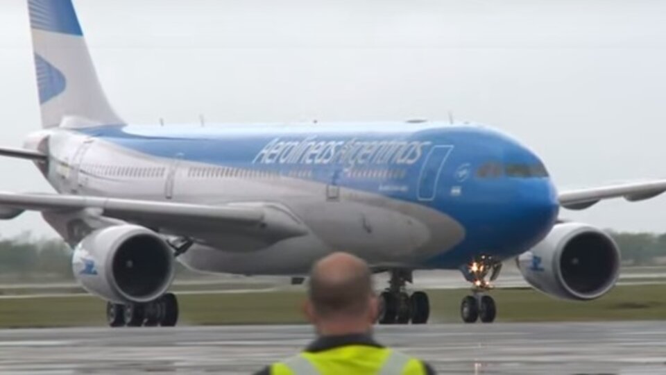 The Aerolineas Argentinas plane landed with 370 …