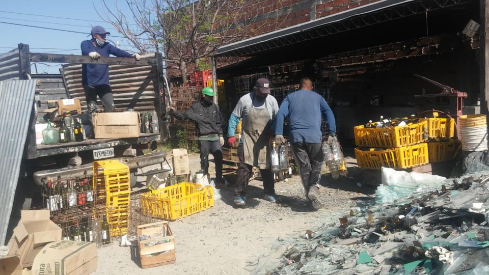 Una cooperativa busca construir casas con ladrillos ecológicos en Salta |  Iniciaron una campaña de reciclaje en toda la ciudad | Página12