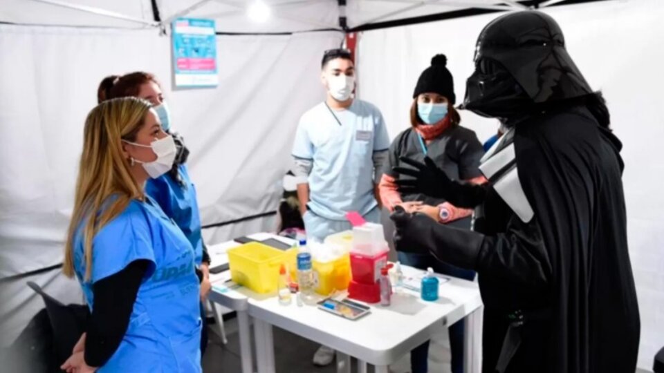 La Plata: a man went to vaccinate disguised as Darth Vader |  “This saves lives, we go from the dark side to the light side,” he said.