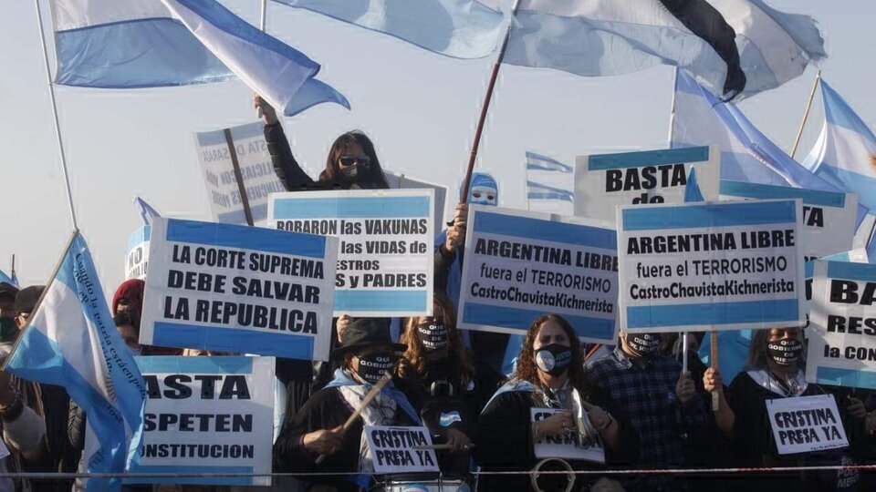 Galería de fotos: las postales de la protesta opositora del campo | Sombreros, tractores y banderas argentinas post thumbnail image