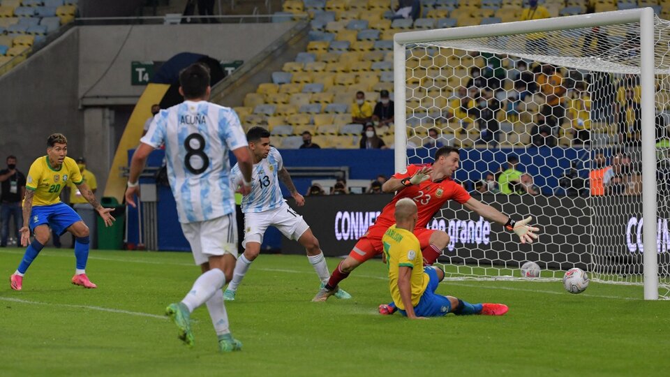 Emiliano "Dibu" Martínez tuvo una atajada fenomenal en el partido Argentina-Brasil.