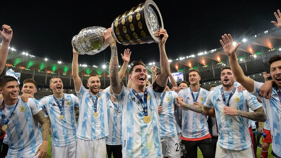 Los jugadores cantaron en el césped del Maracaná con la Copa en las manos de Messi