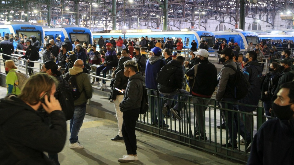 Corte de vías en Avellaneda, incidentes en Constitución | Protesta de trabajadores tercerizados de Trenes Argentinos post thumbnail image