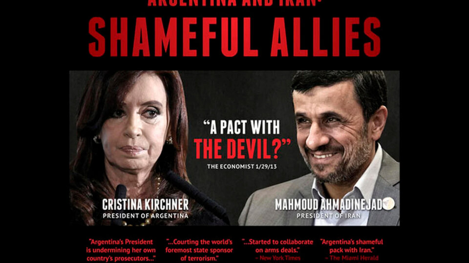 «Aliados vergonzosos»: el afiche de los fondos buitres que mostró Cristina Kirchner | La vicepresidenta se refirió a la campaña de desprestigio montada por el gobierno de Mauricio Macri  post thumbnail image