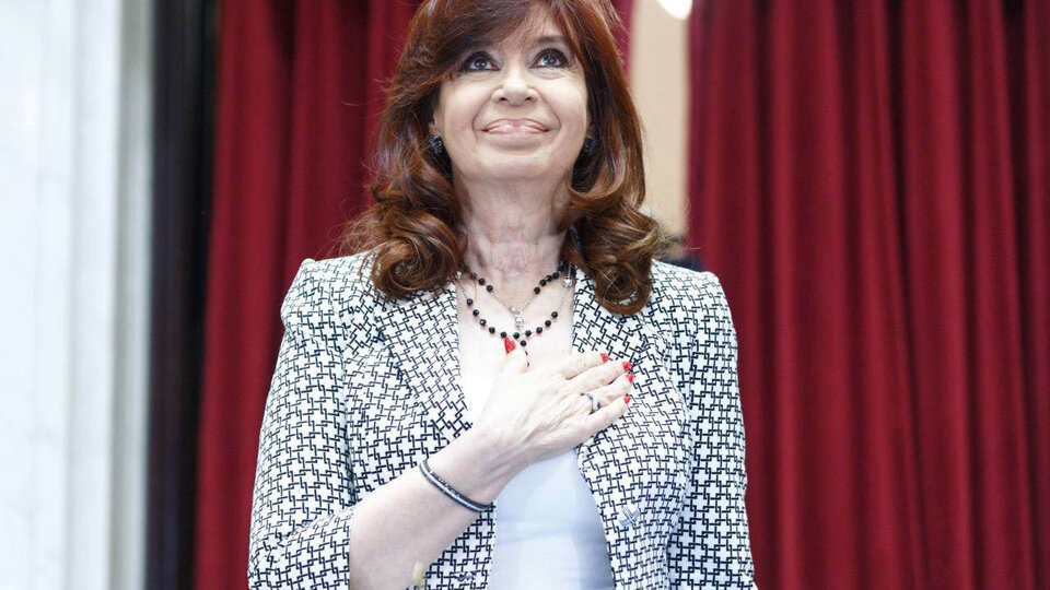 Cristina Fernández de Kirchner cuestionó la tapa de un diario  | Lo acusó de apelar a “desinformación y confusión”   post thumbnail image