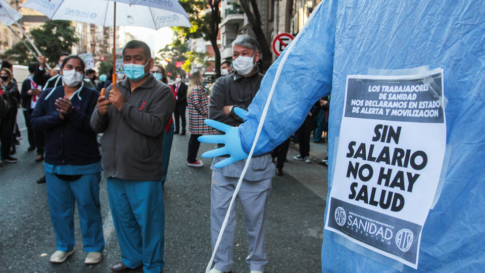Más salarios para los que le hacen frente a la pandemia | Trabajadores de sanidad pararon por un aumento salarial del 45 por ciento post thumbnail image