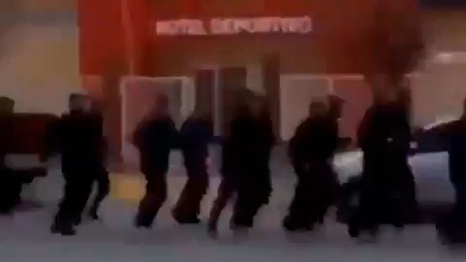 El violento canto de la Policía de Chubut contra los piqueteros | «Ten cuidado, ten cuidado. Una noche muy oscura a tu villa entraré» post thumbnail image
