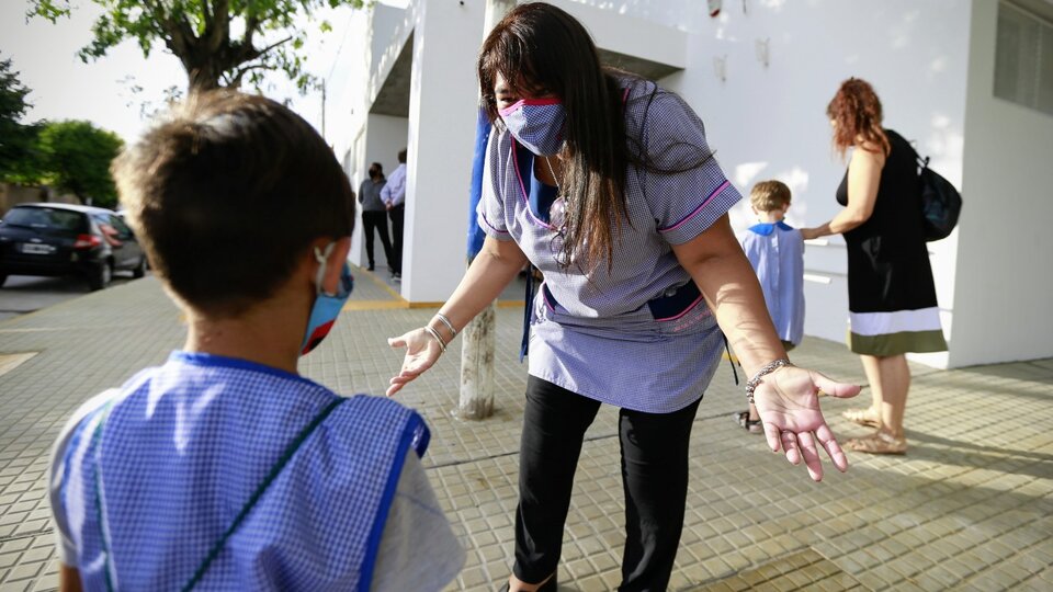 Vuelven a las aulas los maestros de la provincia de Buenos Aires ya vacunados | A los 21 días de haber completado el esquema de inmunización post thumbnail image