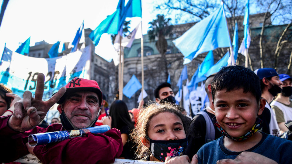 Día de San Cayetano: los movimientos sociales marcharon a Plaza de Mayo  | Bajo la consigna «Tierra, techo, trabajo y salario Universal» post thumbnail image