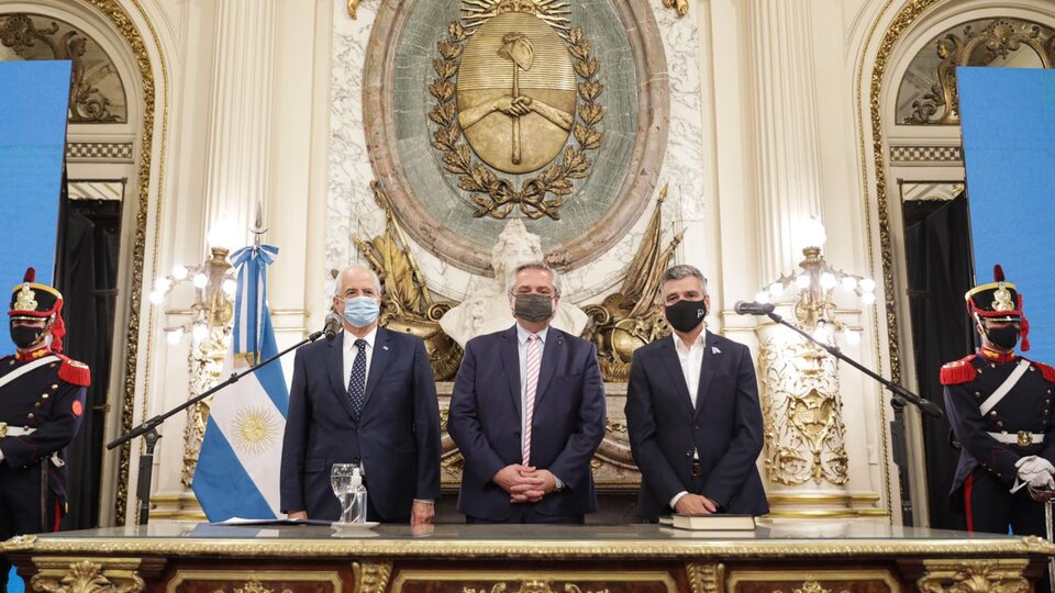 Alberto Fernández les tomó juramento a los nuevos ministros Jorge Taiana y Juan Zabaleta | Cambios en Defensa y Desarrollo Social post thumbnail image