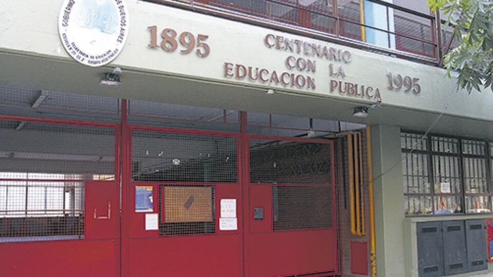 Un ruidazo por la presencialidad cuidada  | Protesta de la comunidad de la Escuela 20 “Rosario Vera Peñaloza”, en Almagro post thumbnail image