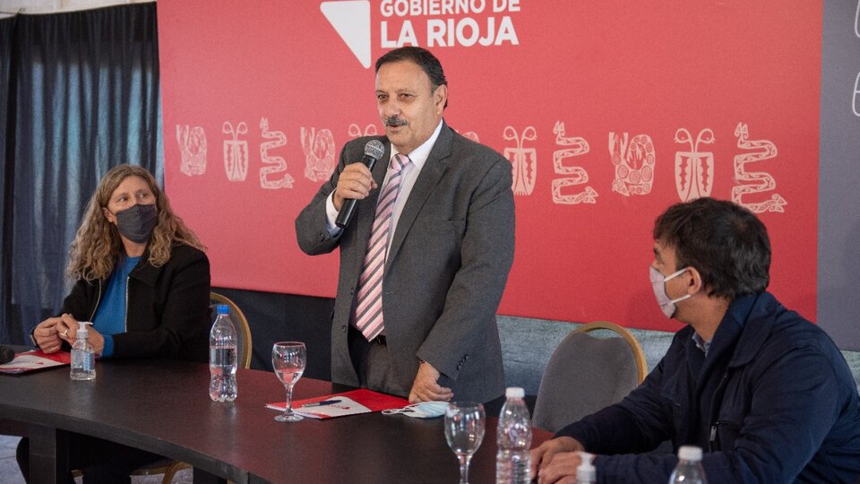 El gobernador de La Rioja firmó un acuerdo  con cooperativas para ampliar viviendas  | Los detalles del convenio  post thumbnail image