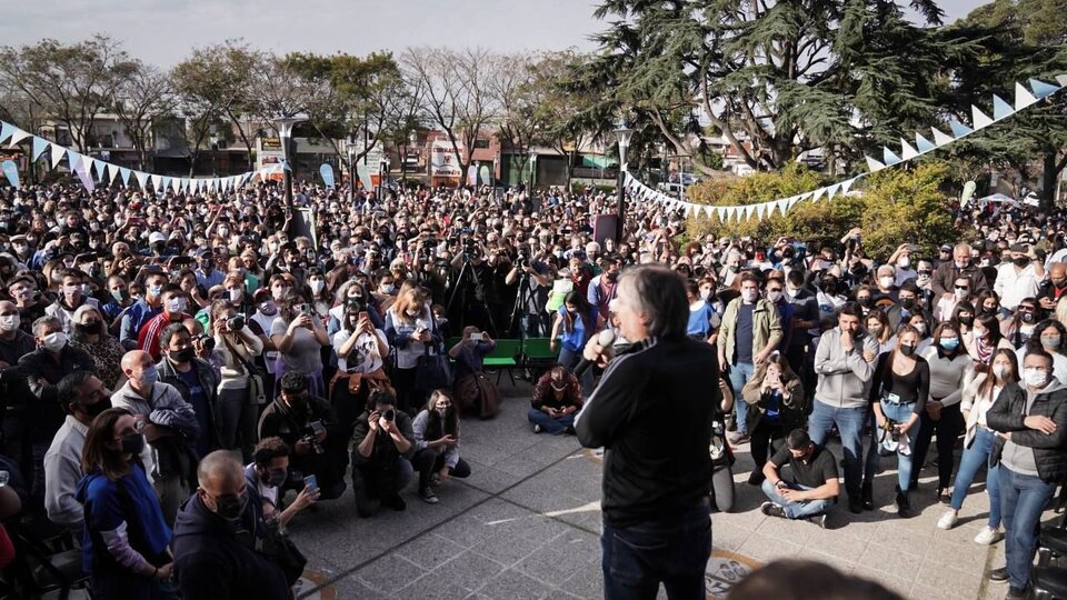 Máximo Kirchner: «Macri debería pedir disculpas por lo que le hizo al pueblo» | Masivo acto en Hurlingham por la asunción de Damián Selci como intendente post thumbnail image