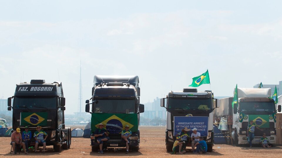 Acampe de camioneros bolsonaristas en Brasilia un día despues de la manifestación.