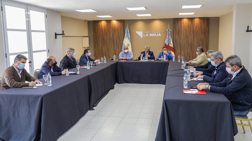 «Se gana con más peronismo y un shock de consumo» | El Presidente recibió el apoyo de los gobernadores del Frente de Todos  post thumbnail image