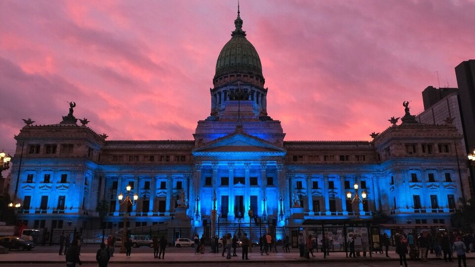 El Congreso, iluminado de azul por el Día Nacional de las Personas Sordas | Para promover la lengua de señas, e igualar derechos y oportunidades post thumbnail image