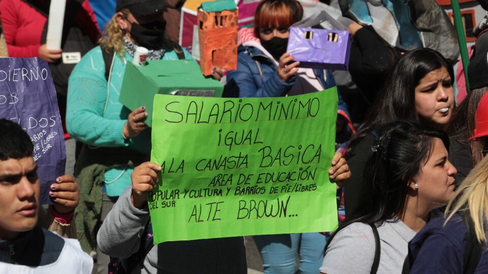 Organizaciones sociales se movilizan a Plaza de Mayo por un aumento del Salario Mínimo Vital y Móvil | Piden que el monto sea 70 mil pesos post thumbnail image