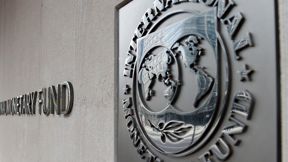 Una salida al laberinto del endeudamiento externo | Artículo escrito hace dos años sobre la relación con el FMI y los acreedores privados post thumbnail image