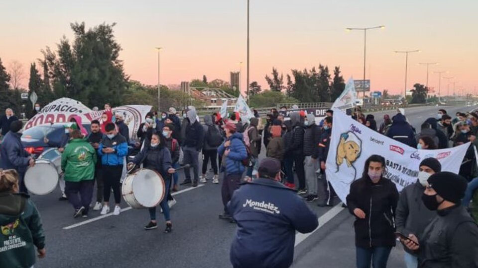 Trabajadores despedidos de Mondelez cortan Panamericana | En el kilómetro 35, a la altura de Campana