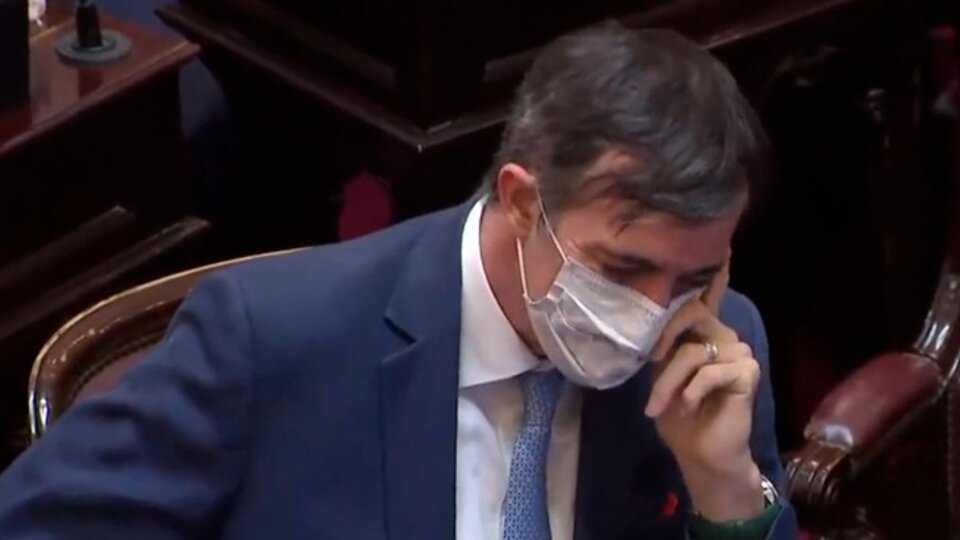 Senado: emotiva ovación a Esteban Bullrich por su lucha contra la Esclerosis Lateral Amiotrófica | Cristina Kirchner encabezó los aplausos post thumbnail image