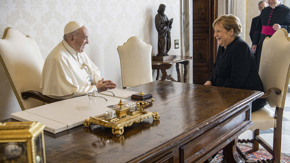 Angela Merkel y el Papa Francisco, última cita en el Vaticano   | Italia se despide de la canciller alemana 