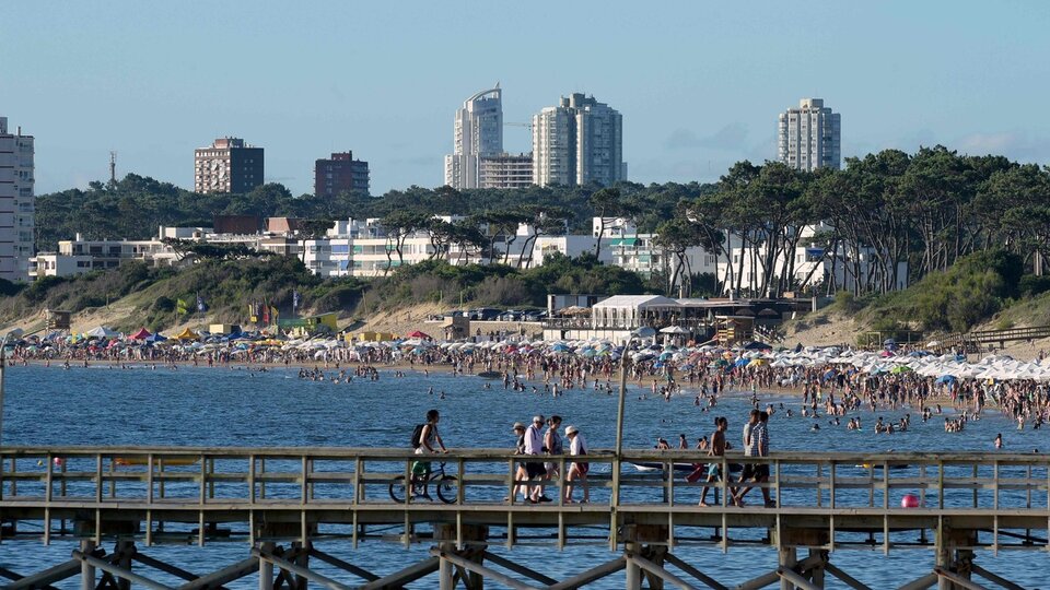 Uruguay estudia vacunar a turistas argentinos  | Se podría completar el esquema de dos dosis en el país vecino post thumbnail image