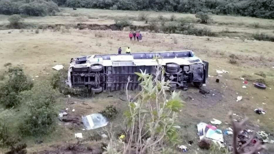 Ecuador: un micro desbarrancó en la ruta y y murieron 11 personas 