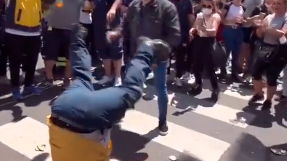 Día de la Lealtad: la divertida batalla de baile en plena marcha | Dos trabajadores se desafiaron a puro movimiento