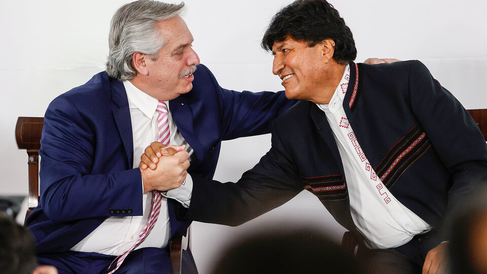 Alberto Fernández y Evo Morales, otro abrazo, un año después | El Presidente y el líder boliviano se reunieron en la presentación de un libro que revela desde adentro la historia tras el golpe