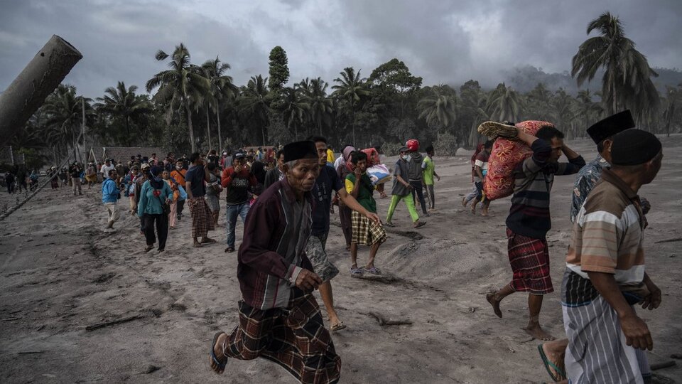 Indonesia: at least 14 dead from a volcano eruption | Search for survivors  in ash-covered villages - OI Canadian
