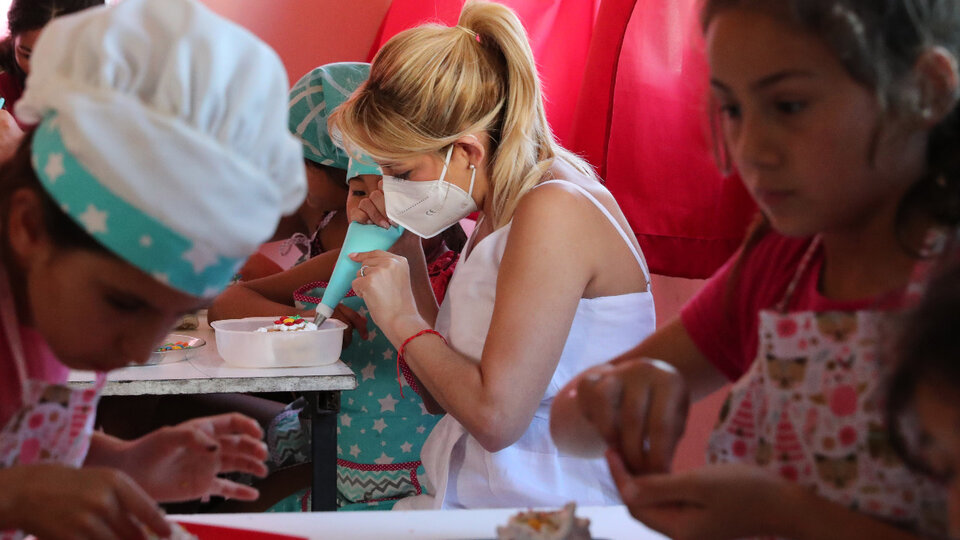 Fabiola Yáñez volvió a visitar el comedor Esperanza Kilme y participó de un taller de cocina con chicas y chicos | La Fundación Banco Nación colaboró en el 2020 con utensilios de cocina y capacitaciones