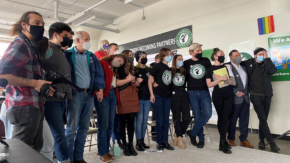 « Pourquoi le PDG de Starbucks a-t-il remporté le bonus de 20 millions de dollars en pleine épidémie ? » | Interrogé l’avocate syndicale Kathy Creighton « Pourquoi le PDG de Starbucks a-t-il remporté le bonus de 20 millions de dollars en pleine épidémie ? » | Interrogé l’avocate syndicale Kathy Creighton