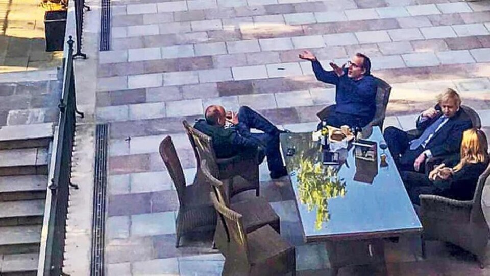 Hanno pubblicato una foto di Boris Johnson che beve vino con altre persone durante il blocco nel 2020 |  La nuova polemica con il premier britannico avviene abbastanza presto nell’alternativa Omicron