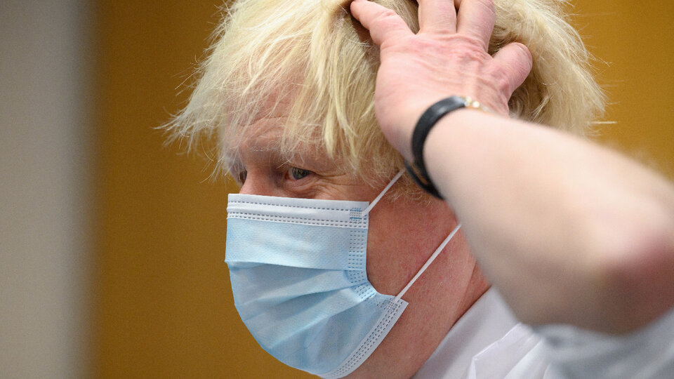 La indecisión de Boris Johnson ante la ola de casos que desató Ómicron