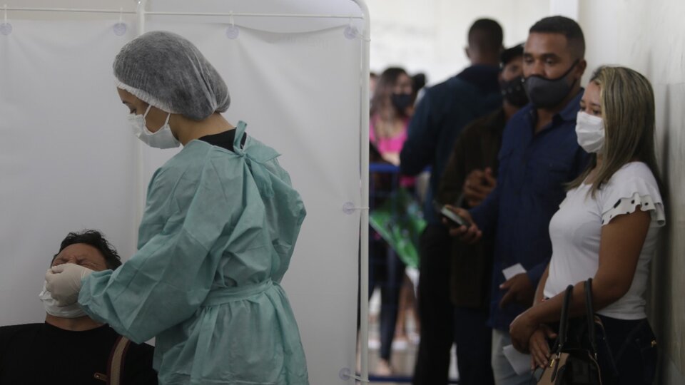 En Brasil se cuadriplicaron los contagios por el avance de Ómicron | La explosión de infectados con covid-19 coincide además con brotes de influenza