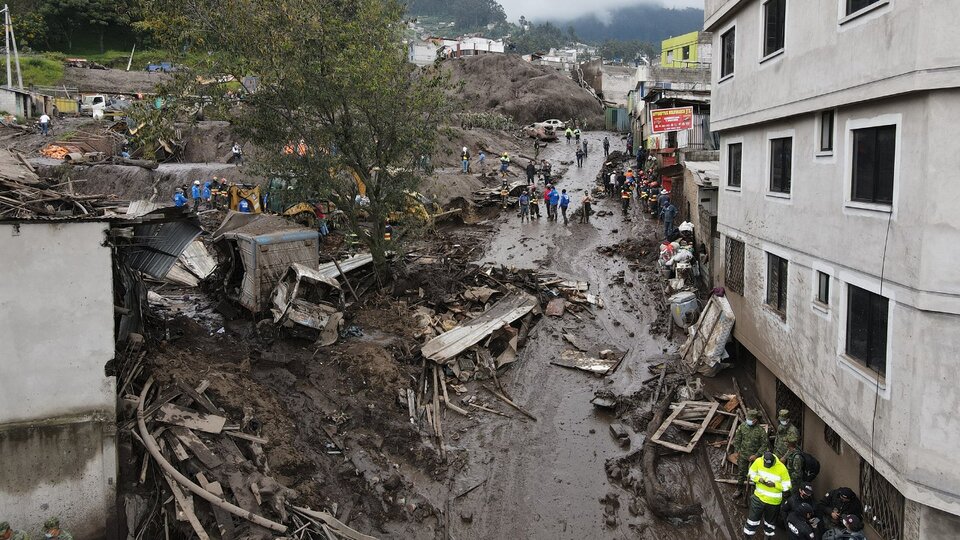 Ecuador Un Aluvión Dejó Al Menos 18 Muertos En Quito Un Río De Lodo Arrasó Viviendas Y Una 2129