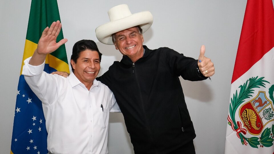 Un cambio de sombrero con Bolsonaro | El peruano Pedro Castillo se encontró con el presidente brasileño